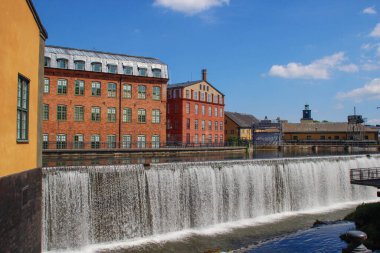 Norrkoping, İsveç - 22 Haziran 2016: Güneydoğu İsveç 'te Baltık Denizi' nin bir körfezi üzerinde bir sanayi kenti ve limanı. Evleri olan şehir sokağı, İskandinav mimarisi