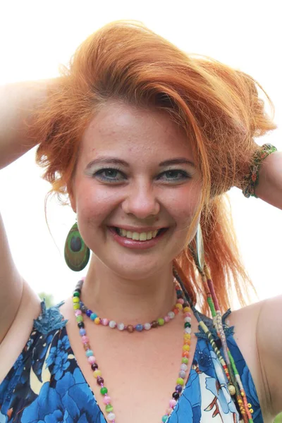 Dlouhosrstá Mladá Běloška Rusými Vlasy Čarodějnice Dlouhých Světlých Šatech Pestrobarevnými — Stock fotografie