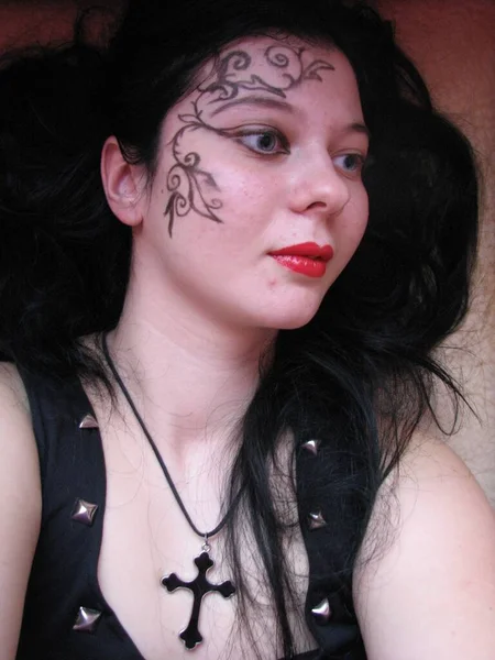 Menina Gótica Caucasiana Cabelos Compridos Com Cabelo Preto Roupas Pretas — Fotografia de Stock