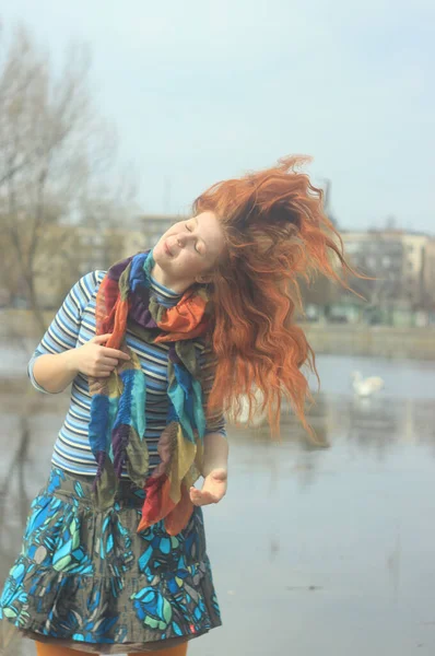 快乐的红头发小女孩 穿着亮晶晶的嬉皮士衣服 站在河边 — 图库照片