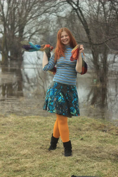 Gelukkig Roodharig Jong Meisje Helder Hippie Kleding Oranje Panty Poseren — Stockfoto