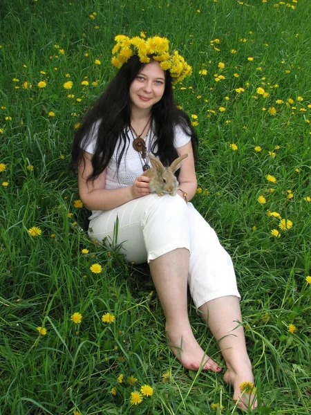 Een Jong Meisje Witte Kleren Met Lang Zwart Haar Een — Stockfoto