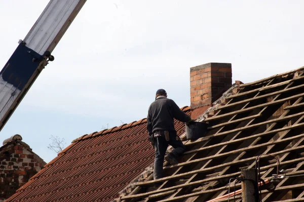 Dachdecker Bei Der Arbeit Dach Stockbild