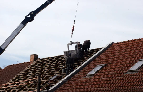 Roofers Στην Εργασία Στην Οροφή Φωτογραφία Αρχείου