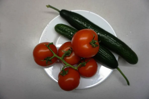 Tomates Rojos Pepinos Verdes Plato —  Fotos de Stock