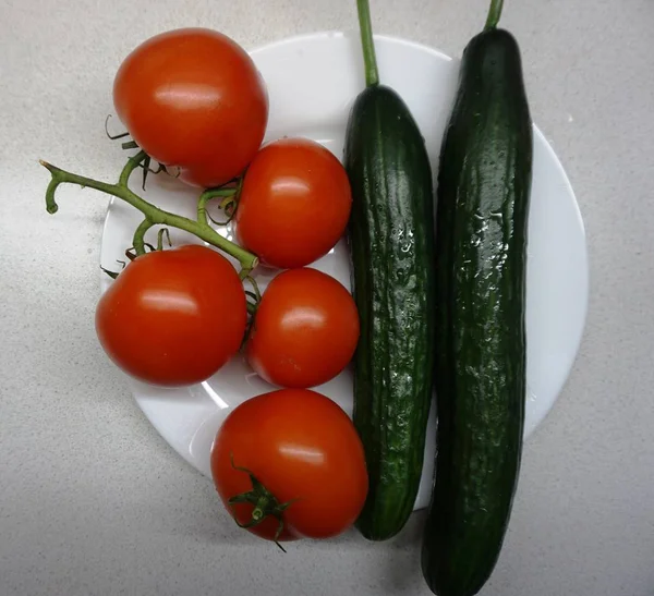 Tomates Rojos Pepinos Verdes Plato —  Fotos de Stock