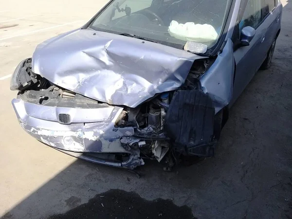 Carro Após Acidente Danificado Capuz Farol Pára Choques — Fotografia de Stock