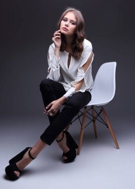 Stüdyoda genç bir kadın