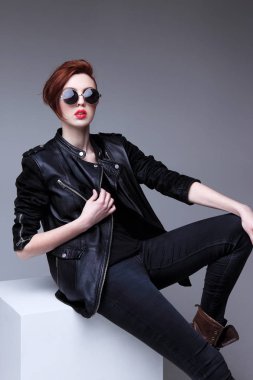 Kızıl saçlı modeli Güneş gözlüğü
