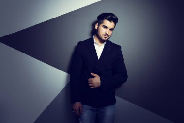 siyah ceketli adamı