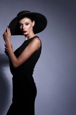 kadın siyah şapka ve kıyafet