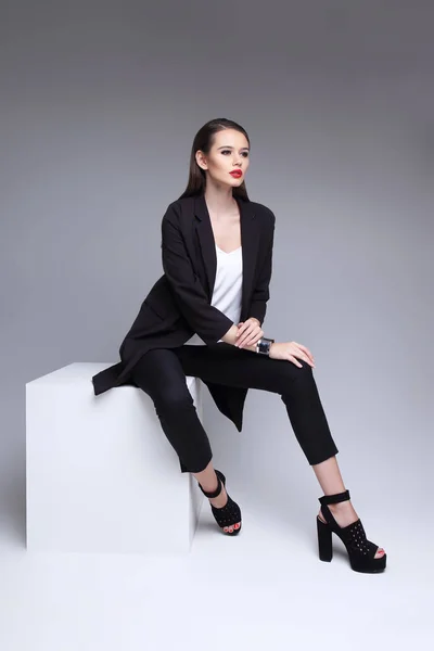 Mujer elegante en chaqueta negra — Foto de Stock