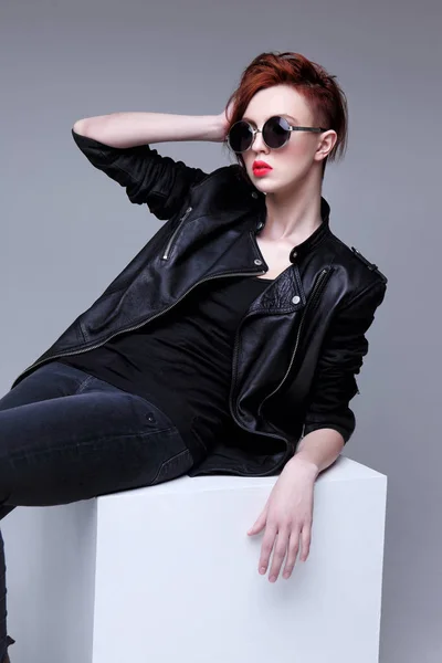 Redhead modelka ve sluneční brýle — Stock fotografie