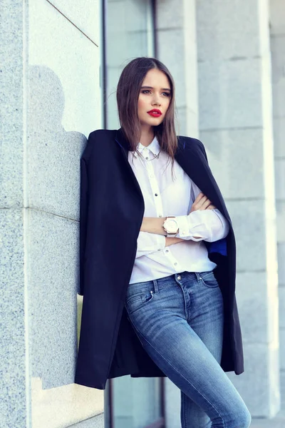 Portrait of young woman — Stock Photo, Image