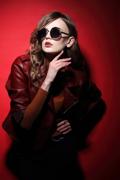 Fashion model in sunglasses — Stock Photo, Image