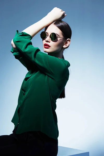 Mujer en traje verde — Foto de Stock