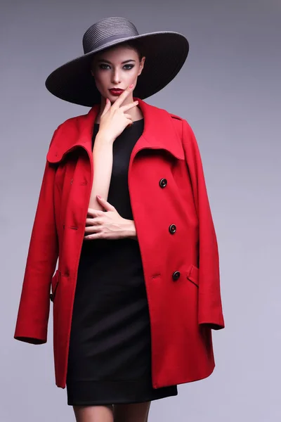 Mode kvinna med röd kappa — Stockfoto