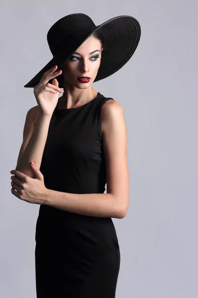 Κομψή γυναίκα με μαύρο φόρεμα — Φωτογραφία Αρχείου