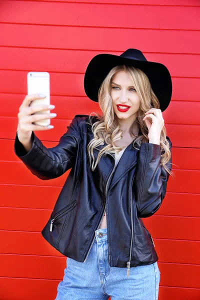 Blond kvinna med telefon — Stockfoto