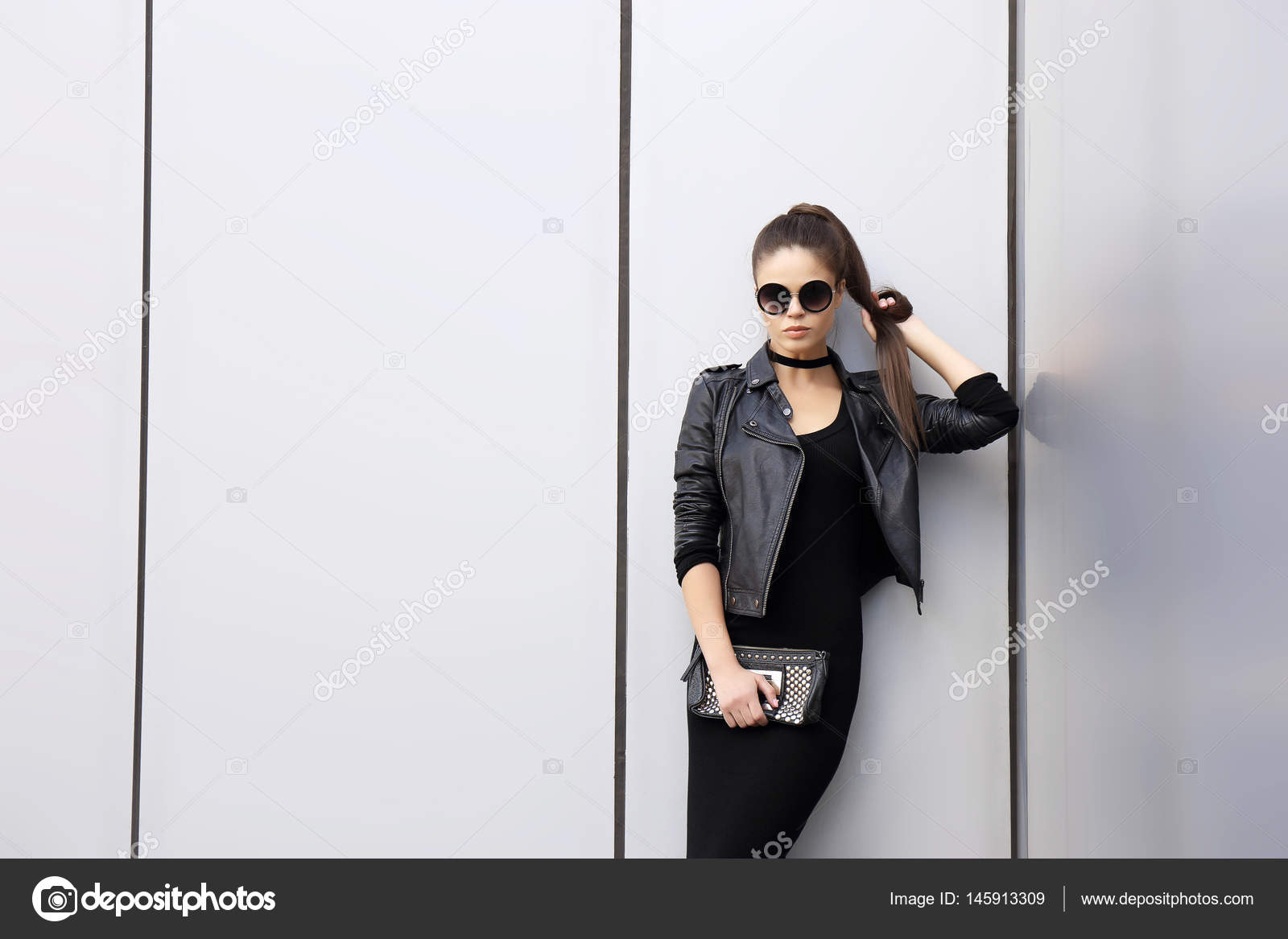 Retrato de moda de mujer hermosa en camiseta negra y falda roja caminando  en el parque. accesorios de gafas de ropa de moda. concepto de venta  comercial