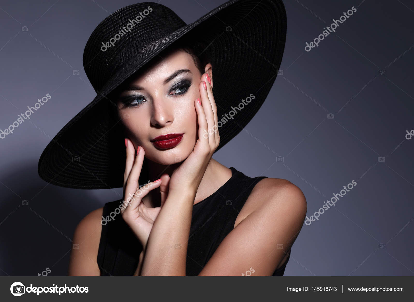 портрет девушки. кейт бекинсейл фото. кейт бекинсейл черно белое фото. красивые девушки на темном фоне. георгий чернядьев алиса.