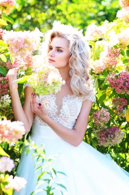 Gelinlik giymiş gelin