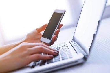 Eller kadın telefon kullanma