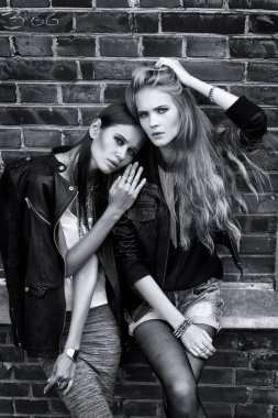 tuğla duvara yakın poz kadınlar