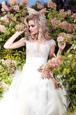 Gelinlik giymiş gelin