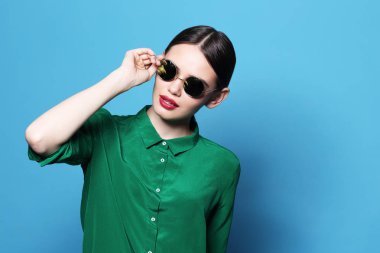 güneş gözlüklü kadın moda