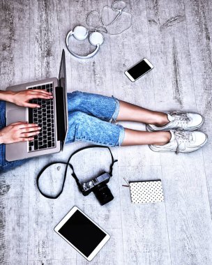 kadın evde yerde yatarken