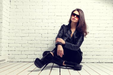 moda modeli Güneş gözlüğü