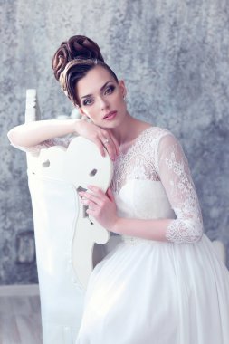 antika iç oturan muhteşem gelin