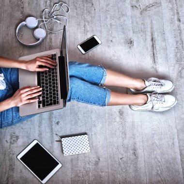 kadın evde yerde yatarken