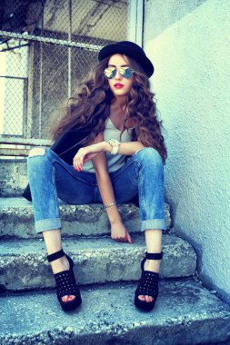 güneş gözlüklü kadın moda