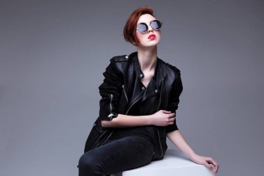 Kızıl saçlı modeli Güneş gözlüğü