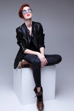 Kızıl saçlı modeli Güneş gözlüğü