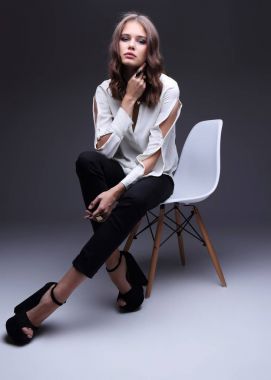 Stüdyoda genç bir kadın