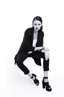 kadın siyah ceketli