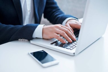 Dizüstü bilgisayar kullanan iş adamı