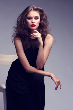 kadın parlak bir makyaj ile