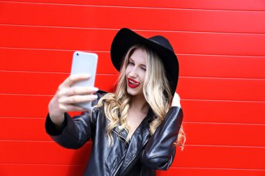 Telefon kullanan moda kadın