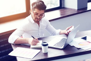 genç işadamı çalışma 