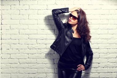moda modeli Güneş gözlüğü