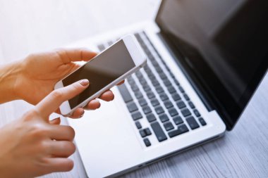 Eller kadın telefon kullanma