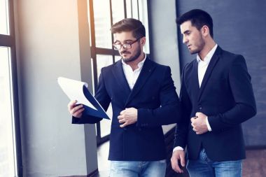 dizüstü bilgisayarda çalışan iş adamları