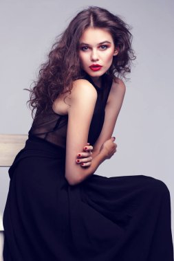 Siyah elbiseli kadın.