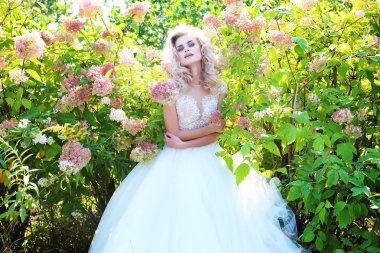 Gelinlik içinde güzel gelin