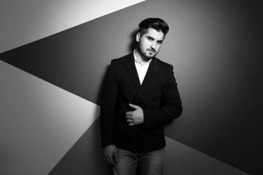 siyah ceketli adamı