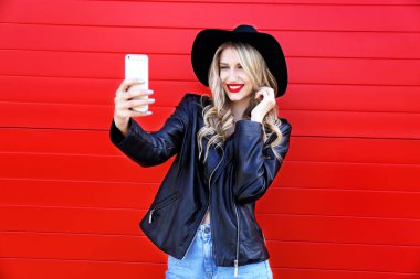 sarışın kadın telefonu kullanarak